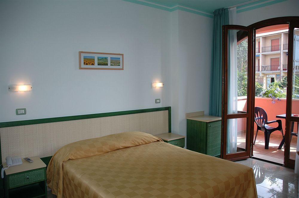 Hotel Mistral Marina di Campo Exterior photo