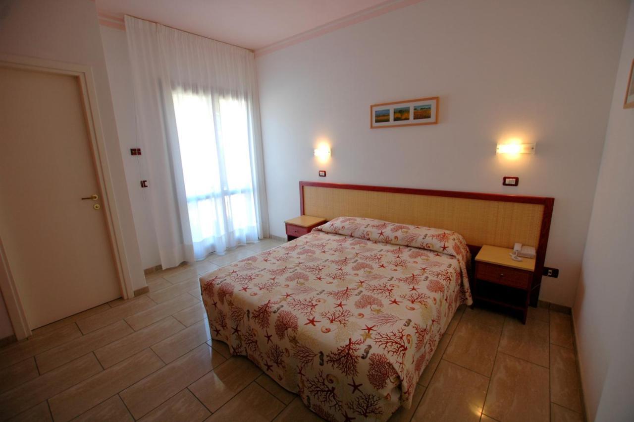 Hotel Mistral Marina di Campo Exterior photo
